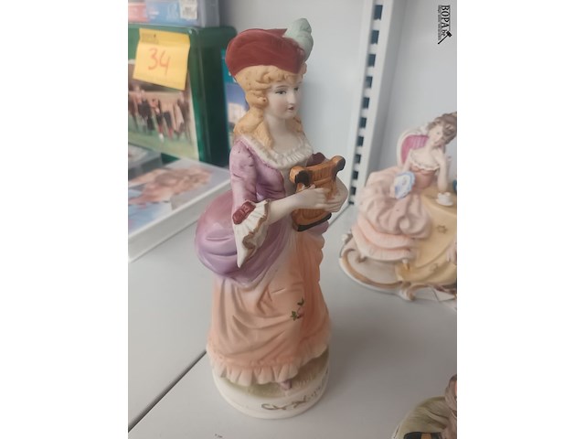 Lot 33 - biscuit beeldjes. 3 stuks - afbeelding 3 van  5