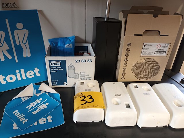 Lot 33 - diversen voor het toilet. 9 stuks - afbeelding 1 van  5