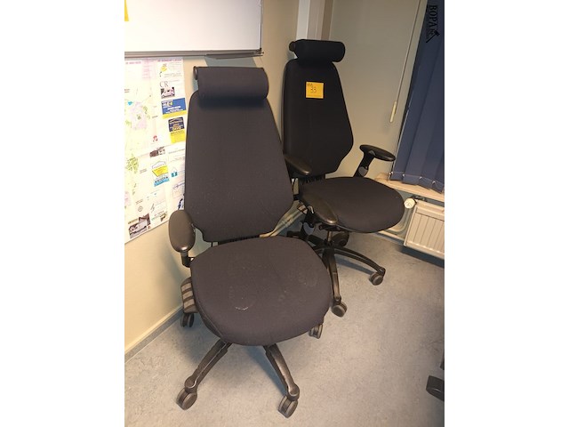Lot 33 - ergonomische bureaustoel. 2 stuks - afbeelding 1 van  3