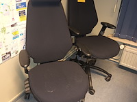 Lot 33 - ergonomische bureaustoel. 2 stuks - afbeelding 1 van  3