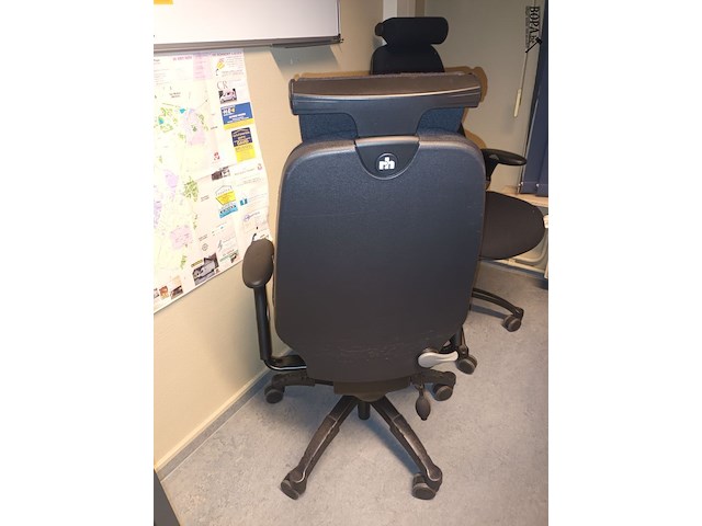 Lot 33 - ergonomische bureaustoel. 2 stuks - afbeelding 2 van  3