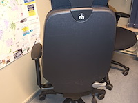 Lot 33 - ergonomische bureaustoel. 2 stuks - afbeelding 2 van  3