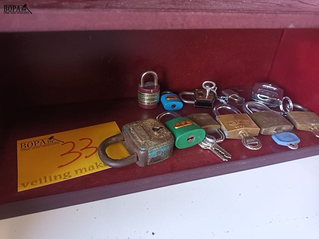 Lot 33 - hangsloten. 11 stuks - afbeelding 1 van  3