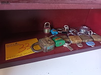 Lot 33 - hangsloten. 11 stuks - afbeelding 1 van  3