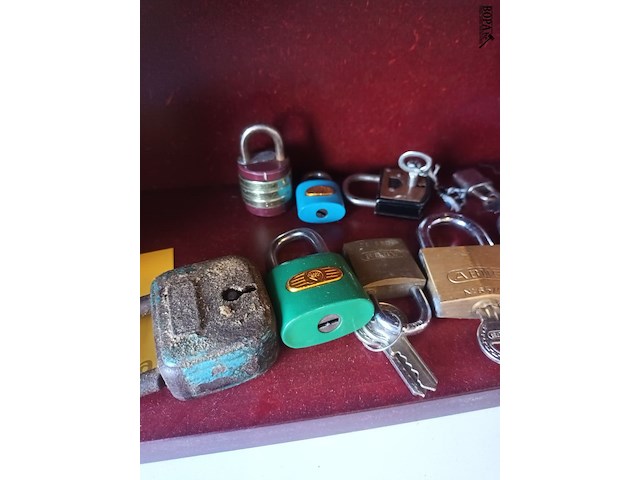 Lot 33 - hangsloten. 11 stuks - afbeelding 2 van  3