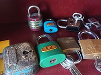 Lot 33 - hangsloten. 11 stuks - afbeelding 2 van  3