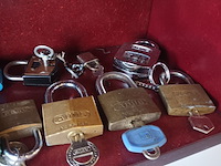 Lot 33 - hangsloten. 11 stuks - afbeelding 3 van  3