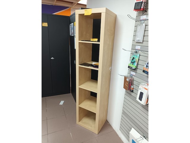 Lot 33 - houten vakkenkast - afbeelding 1 van  2