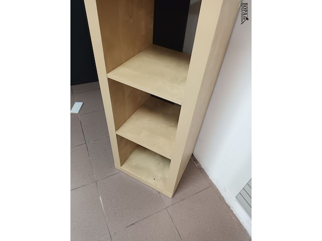 Lot 33 - houten vakkenkast - afbeelding 2 van  2