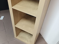 Lot 33 - houten vakkenkast - afbeelding 2 van  2
