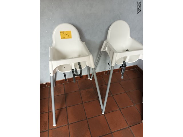Lot 33 - kinderstoel. 2 stuks - afbeelding 1 van  4