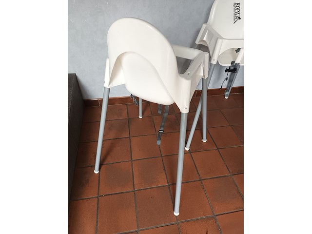 Lot 33 - kinderstoel. 2 stuks - afbeelding 3 van  4