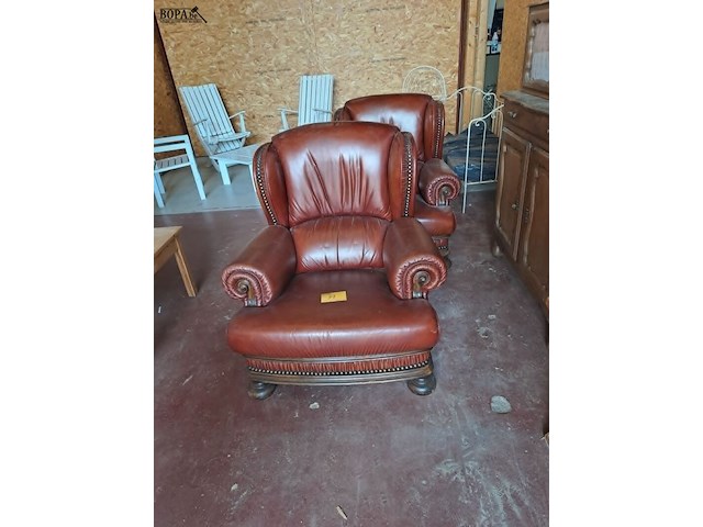 Lot 33 - klassieke lederen fauteuils cognackleur en nagelafwerking - - afbeelding 1 van  3
