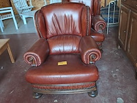 Lot 33 - klassieke lederen fauteuils cognackleur en nagelafwerking -