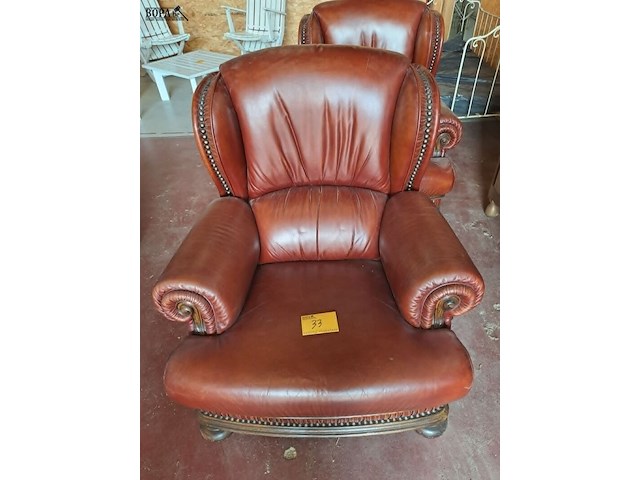 Lot 33 - klassieke lederen fauteuils cognackleur en nagelafwerking - - afbeelding 2 van  3