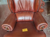 Lot 33 - klassieke lederen fauteuils cognackleur en nagelafwerking - - afbeelding 2 van  3