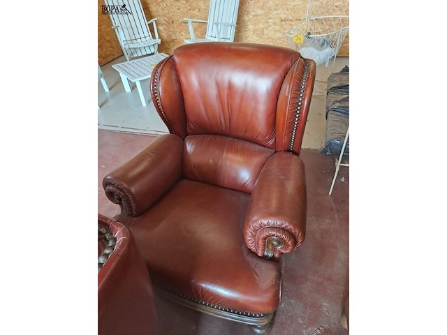 Lot 33 - klassieke lederen fauteuils cognackleur en nagelafwerking - - afbeelding 3 van  3