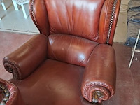 Lot 33 - klassieke lederen fauteuils cognackleur en nagelafwerking - - afbeelding 3 van  3
