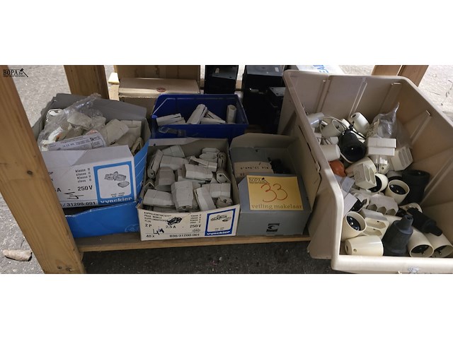 Lot 33 - lot stekkers en fittingen - afbeelding 1 van  4