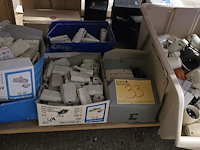 Lot 33 - lot stekkers en fittingen - afbeelding 1 van  4