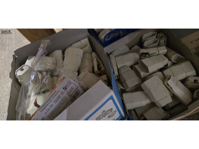 Lot 33 - lot stekkers en fittingen - afbeelding 2 van  4