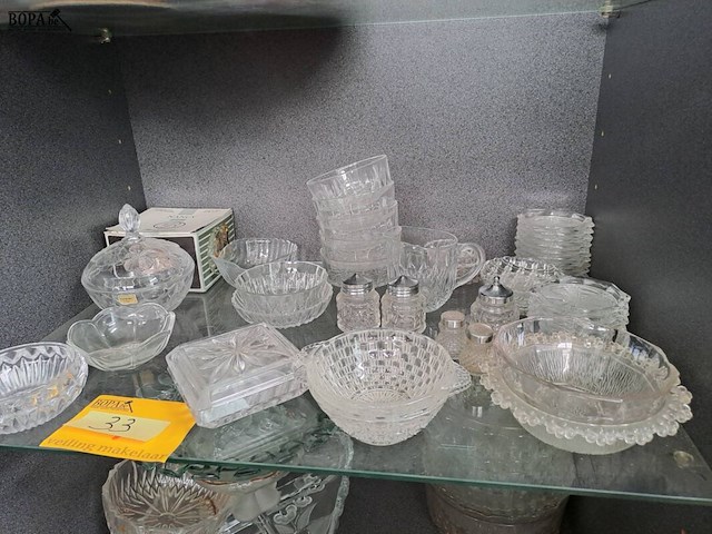 Lot 33 - lot verzameling glaswerk: schaaltjes, zout en pepervat, bonb - afbeelding 1 van  3