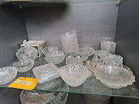 Lot 33 - lot verzameling glaswerk: schaaltjes, zout en pepervat, bonb - afbeelding 1 van  3