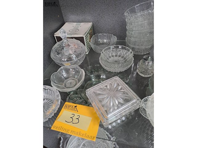 Lot 33 - lot verzameling glaswerk: schaaltjes, zout en pepervat, bonb - afbeelding 2 van  3