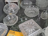 Lot 33 - lot verzameling glaswerk: schaaltjes, zout en pepervat, bonb - afbeelding 2 van  3