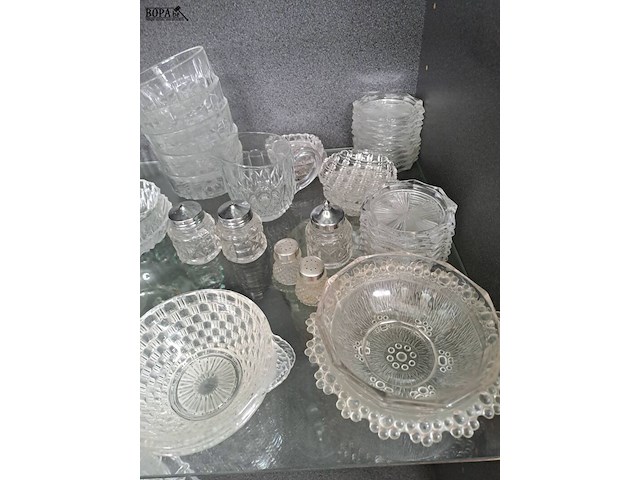Lot 33 - lot verzameling glaswerk: schaaltjes, zout en pepervat, bonb - afbeelding 3 van  3