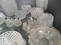 Lot 33 - lot verzameling glaswerk: schaaltjes, zout en pepervat, bonb - afbeelding 3 van  3