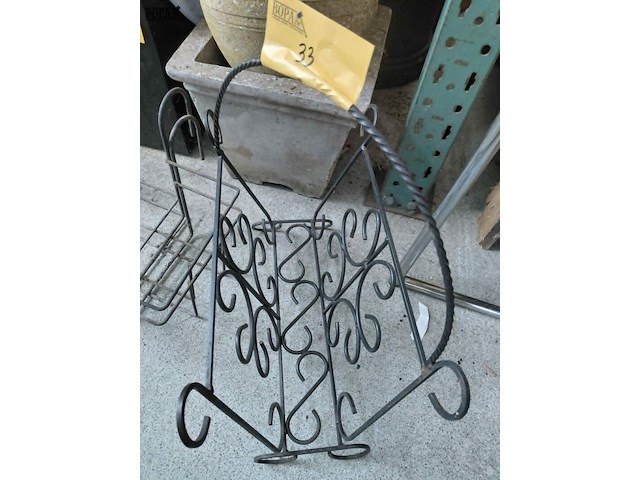 Lot 33 - metalen krantenhouder en bloembakhouders - afbeelding 2 van  3