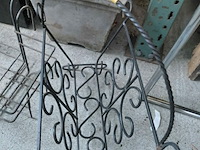 Lot 33 - metalen krantenhouder en bloembakhouders - afbeelding 2 van  3