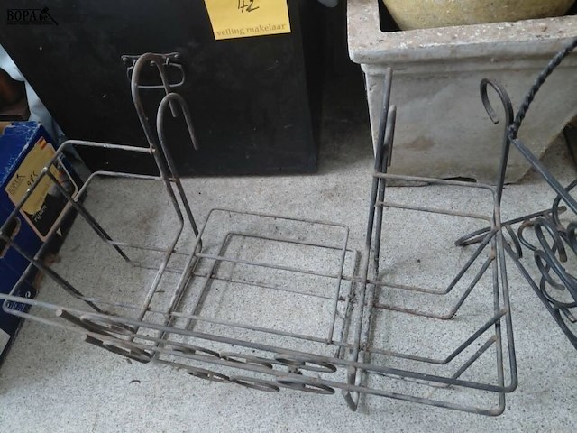 Lot 33 - metalen krantenhouder en bloembakhouders - afbeelding 3 van  3