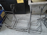 Lot 33 - metalen krantenhouder en bloembakhouders - afbeelding 3 van  3