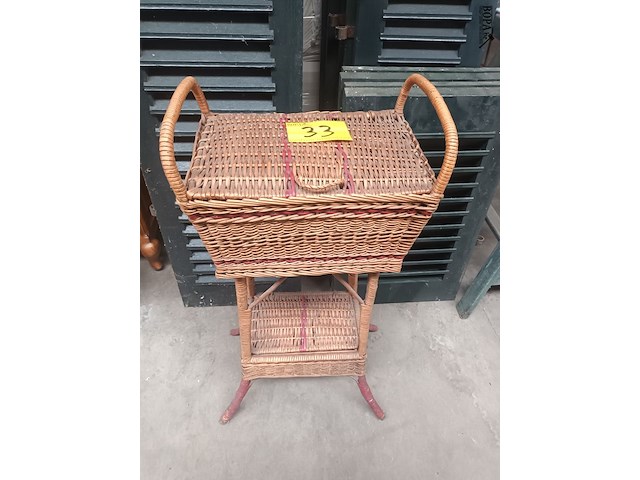 Lot 33 - naaikoffer in riet - afbeelding 1 van  3