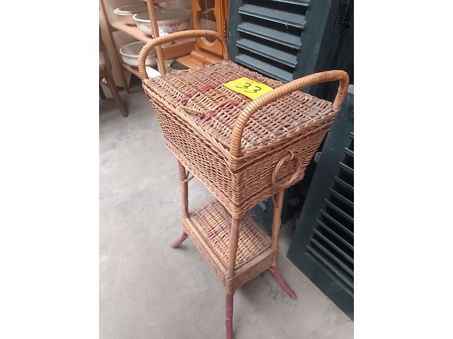 Lot 33 - naaikoffer in riet - afbeelding 2 van  3