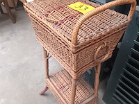 Lot 33 - naaikoffer in riet - afbeelding 2 van  3