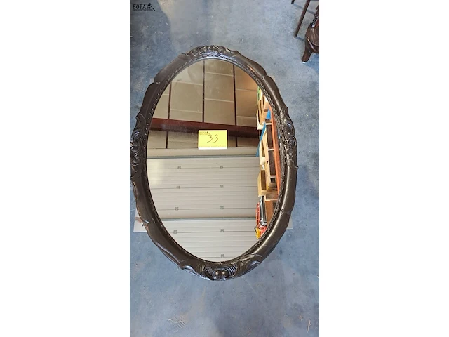 Lot 33 - ovalen spiegel in houten kader - afbeelding 1 van  2
