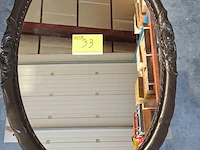 Lot 33 - ovalen spiegel in houten kader