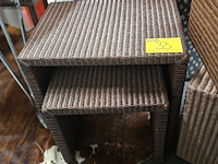 Lot 33 - set van 2 rotan bijzettafeltjes - afbeelding 1 van  3