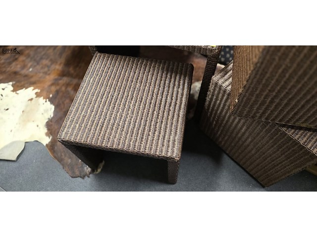 Lot 33 - set van 2 rotan bijzettafeltjes - afbeelding 2 van  3