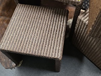 Lot 33 - set van 2 rotan bijzettafeltjes - afbeelding 2 van  3