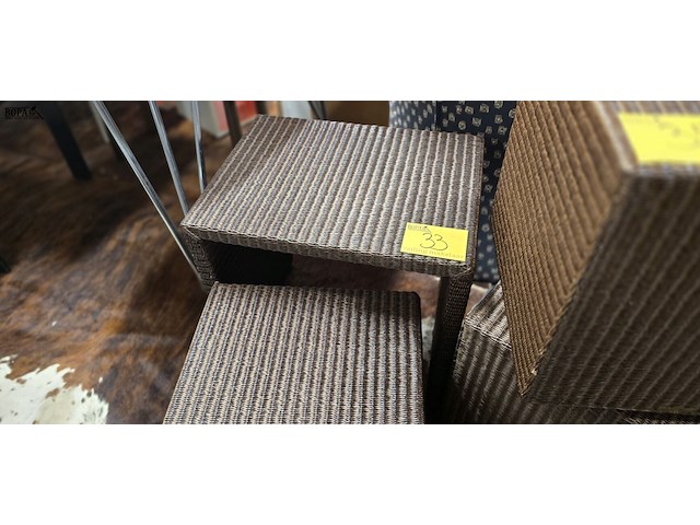 Lot 33 - set van 2 rotan bijzettafeltjes - afbeelding 3 van  3