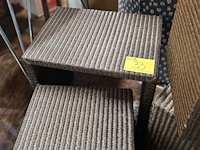 Lot 33 - set van 2 rotan bijzettafeltjes - afbeelding 3 van  3