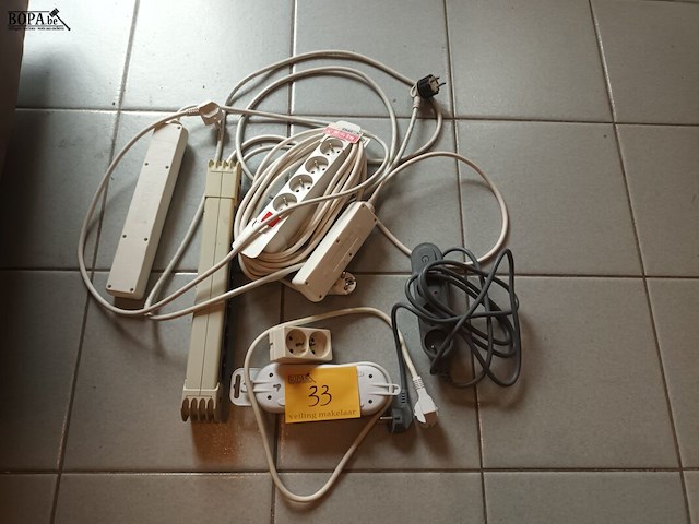 Lot 33 - verdeelstekkers. 7 stuks - afbeelding 1 van  3