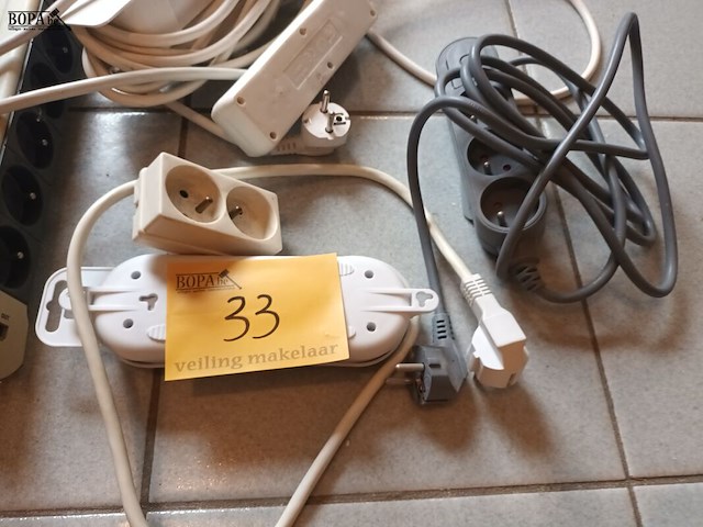 Lot 33 - verdeelstekkers. 7 stuks - afbeelding 3 van  3