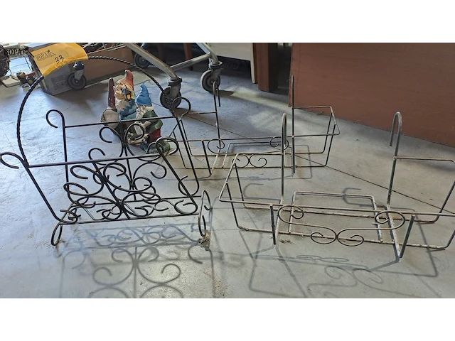 Lot 33 - vintage metalen bloembakrekken 2 stuks en houder - afbeelding 1 van  3