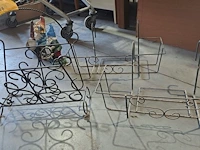 Lot 33 - vintage metalen bloembakrekken 2 stuks en houder