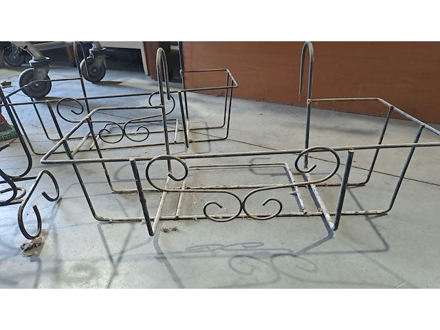 Lot 33 - vintage metalen bloembakrekken 2 stuks en houder - afbeelding 2 van  3